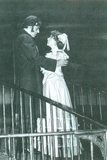 Dostoievski-Leñero, Manuela Montero, Emoé de la Parra